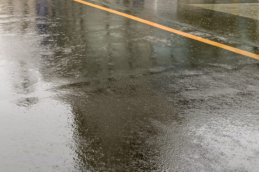 雨の道路
